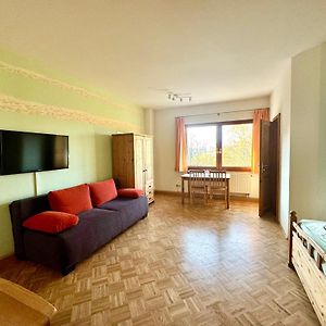 Zimmer mit Kingsize-Bett